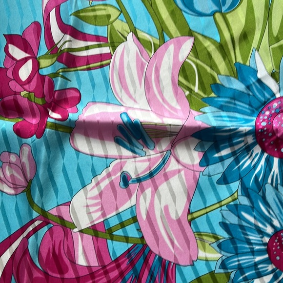 Fansy Silk Scarf Large Floral Square 🌹 - Picture 5 of 11